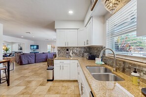 Fridge, microwave, oven, stovetop - Luxe home with pool & alfresco living - amazing walkable location (Sarasota)