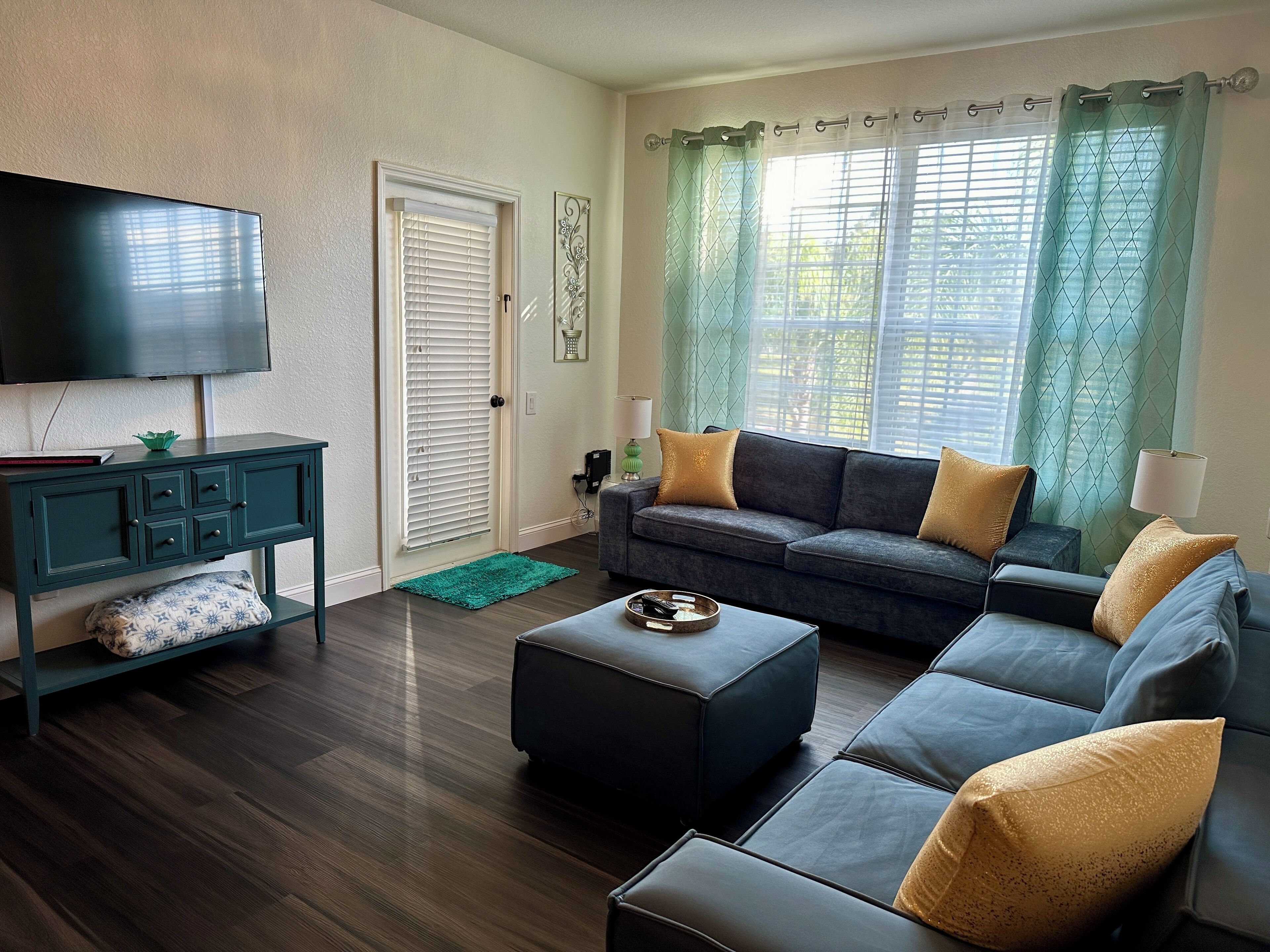 3 bedroom (1 king/1 queen/ 2 twin bunkbeds), 2 bathroom minutes from Disney World!!!