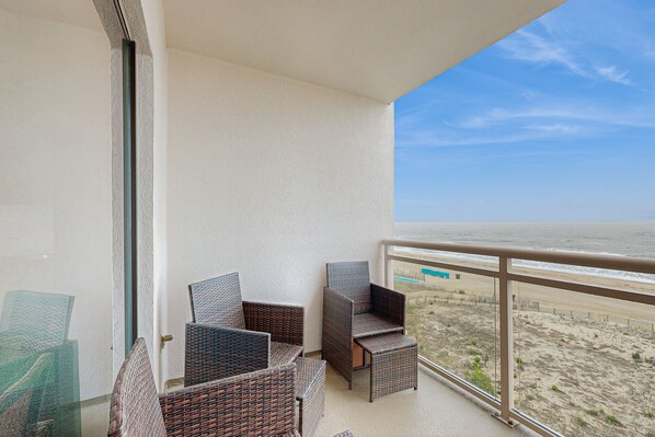 Property grounds - Oceanfront Condo with Balcony, WiFi, Central AC, W/D & Shared Outdoor Pool (Ocean City)