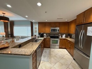 Réfrigérateur, four à micro-ondes, un four, surface de cuisson