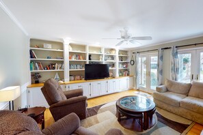 Televisión, chimenea, reproductor de DVD y libros 