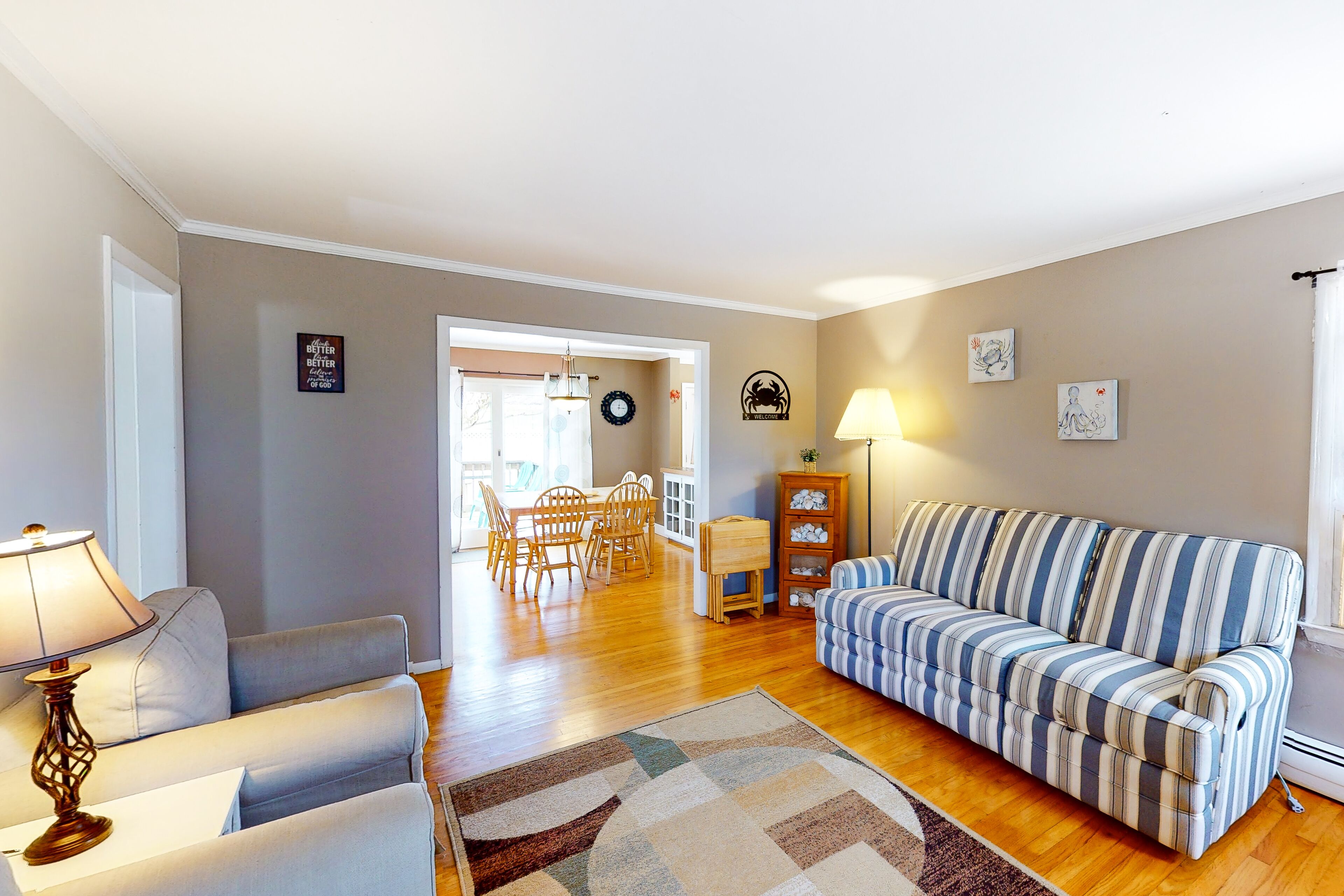Quiet Family Home 4 Blocks from the Beach/Boardwalk with Deck, WiFi & Fireplace