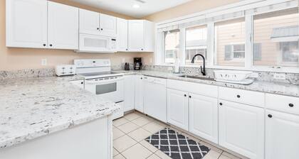 Newly Renovated, 3-Story Townhome with Balconies, WiFi, AC & Washer/Dryer