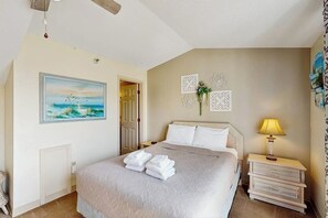 2 bedrooms, Internet, bed sheets - Two-Level Condo with Balcony, Central AC, Washer/Dryer & WiFi - Near the Beach (Ocean City)