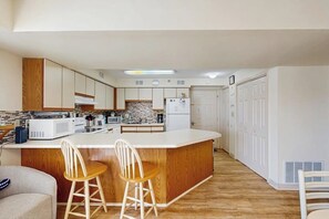 Fridge, microwave, oven, stovetop - Two-Level Condo with Balcony, Central AC, Washer/Dryer & WiFi - Near the Beach (Ocean City)