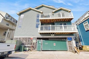 Exterior - Two-Level Condo with Balcony, Central AC, Washer/Dryer & WiFi - Near the Beach (Ocean City)