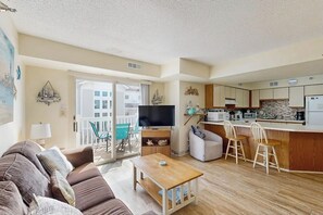 TV, DVD player - Two-Level Condo with Balcony, Central AC, Washer/Dryer & WiFi - Near the Beach (Ocean City)