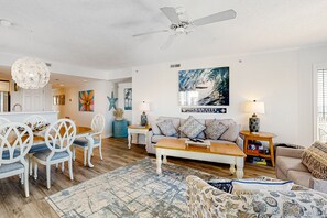 Televisión, chimenea y libros 