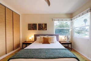 3 habitaciones, escritorio y tabla de planchar con plancha 