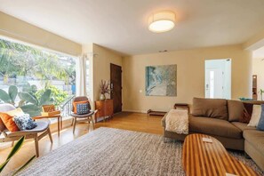 Televisión y oficina 