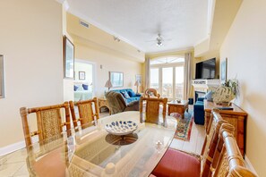 Televisión, chimenea, reproductor de DVD y libros 