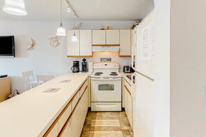 Refrigerador, microondas, horno y parrilla de estufa 