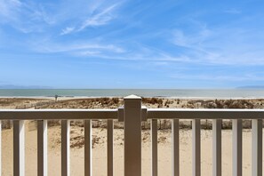 Property grounds - Oceanfront Townhome with Multiple Decks, Direct Beach Access & WiFi (Ocean City)