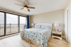 3 bedrooms, Internet, bed sheets - Oceanfront Townhome with Multiple Decks, Direct Beach Access & WiFi (Ocean City)