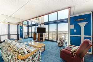 TV, lettore DVD, tavolo da calcetto