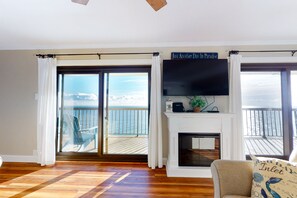 TV, caminetto, lettore DVD