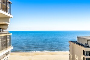 On the beach - Coastal-themed beach condo with balcony, views, pools, tennis & central AC (Ocean City)