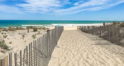 Incredibly Convenient Beach Condo w/Balcony, W/D, A/C, Shared Pools, Gym, Tennis