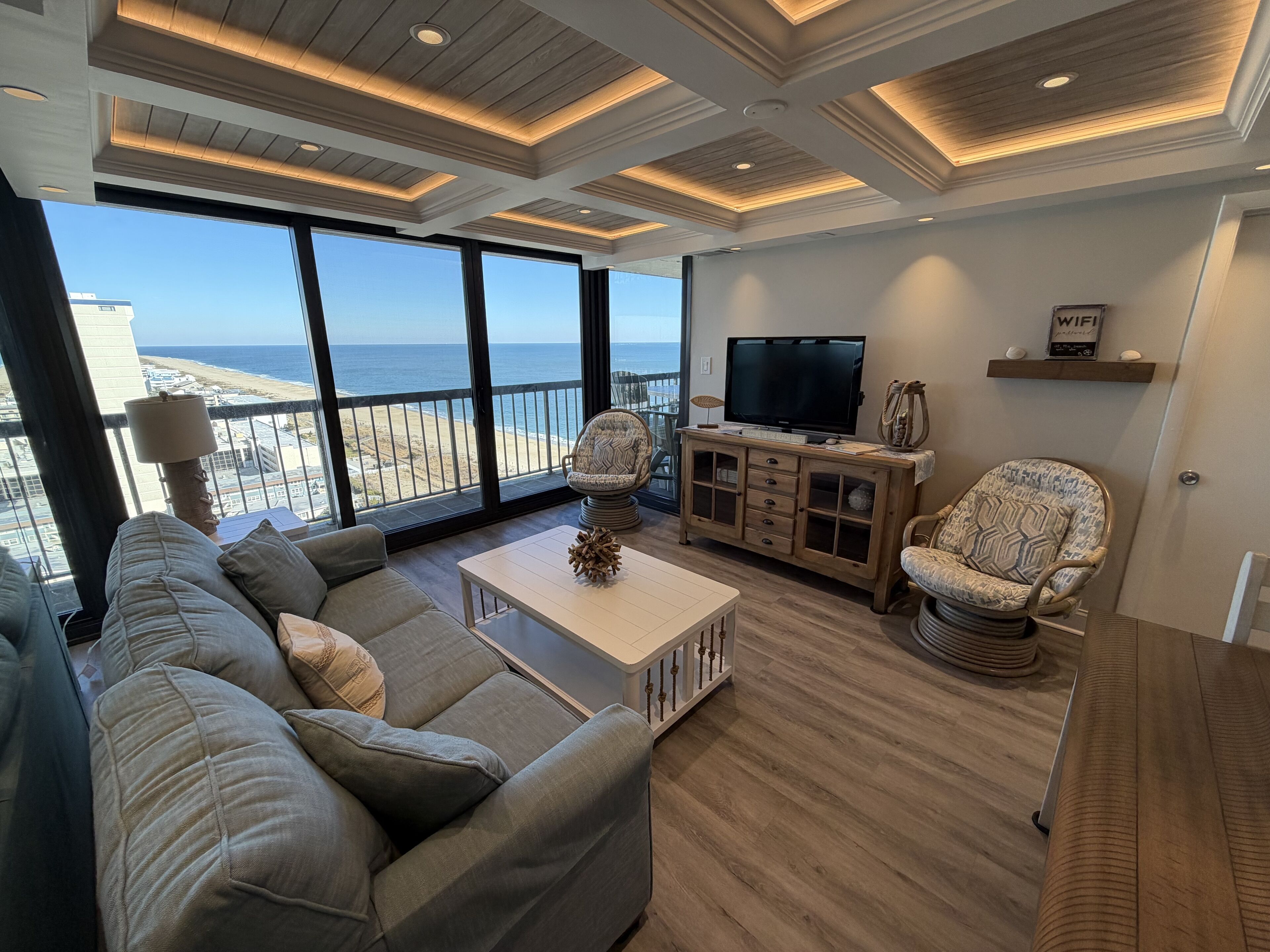 Televisión, reproductor de DVD y futbolito 