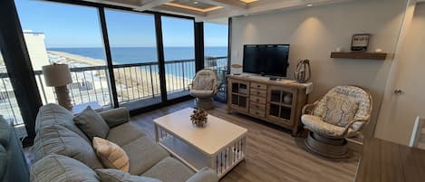 Televisión, reproductor de DVD y futbolito