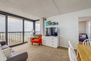 Televisión, reproductor de DVD y futbolito 