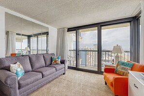 Televisión, reproductor de DVD y futbolito 