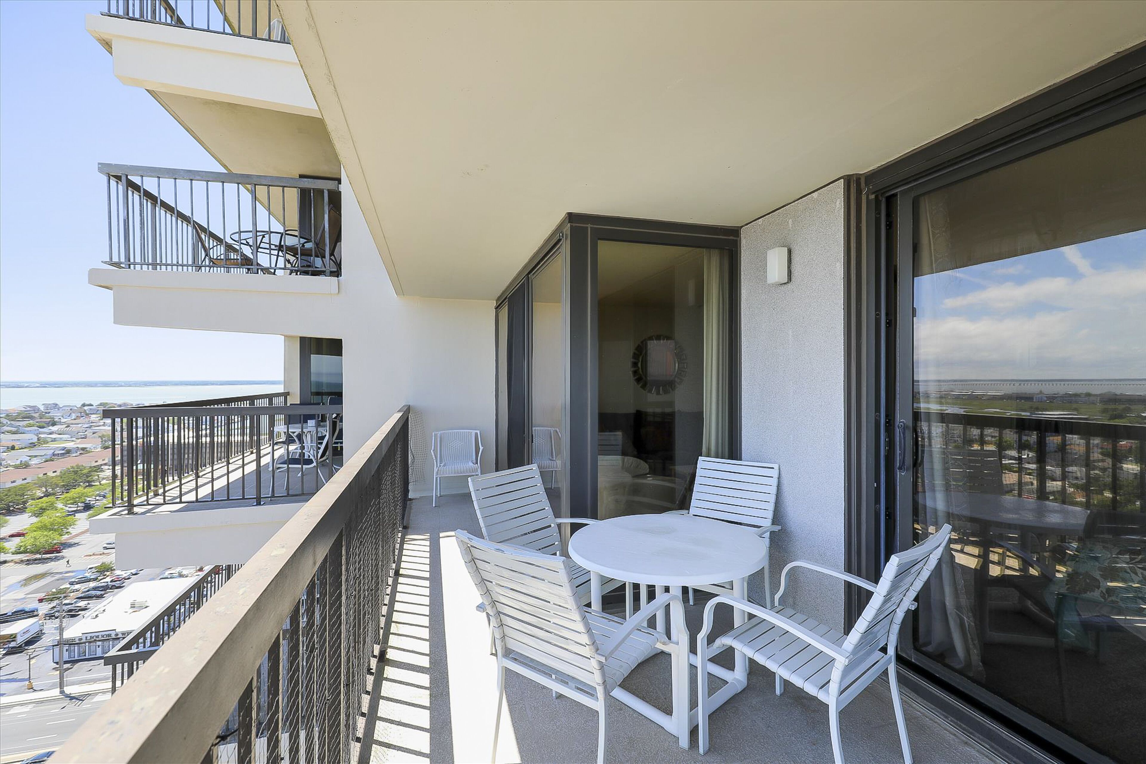 Sunny coastal condo with balcony, pools, gym, central AC & tennis