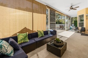 Una Smart TV, una chimenea, un futbolín