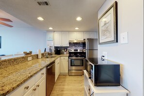 Refrigerador, microondas, horno y parrilla de estufa