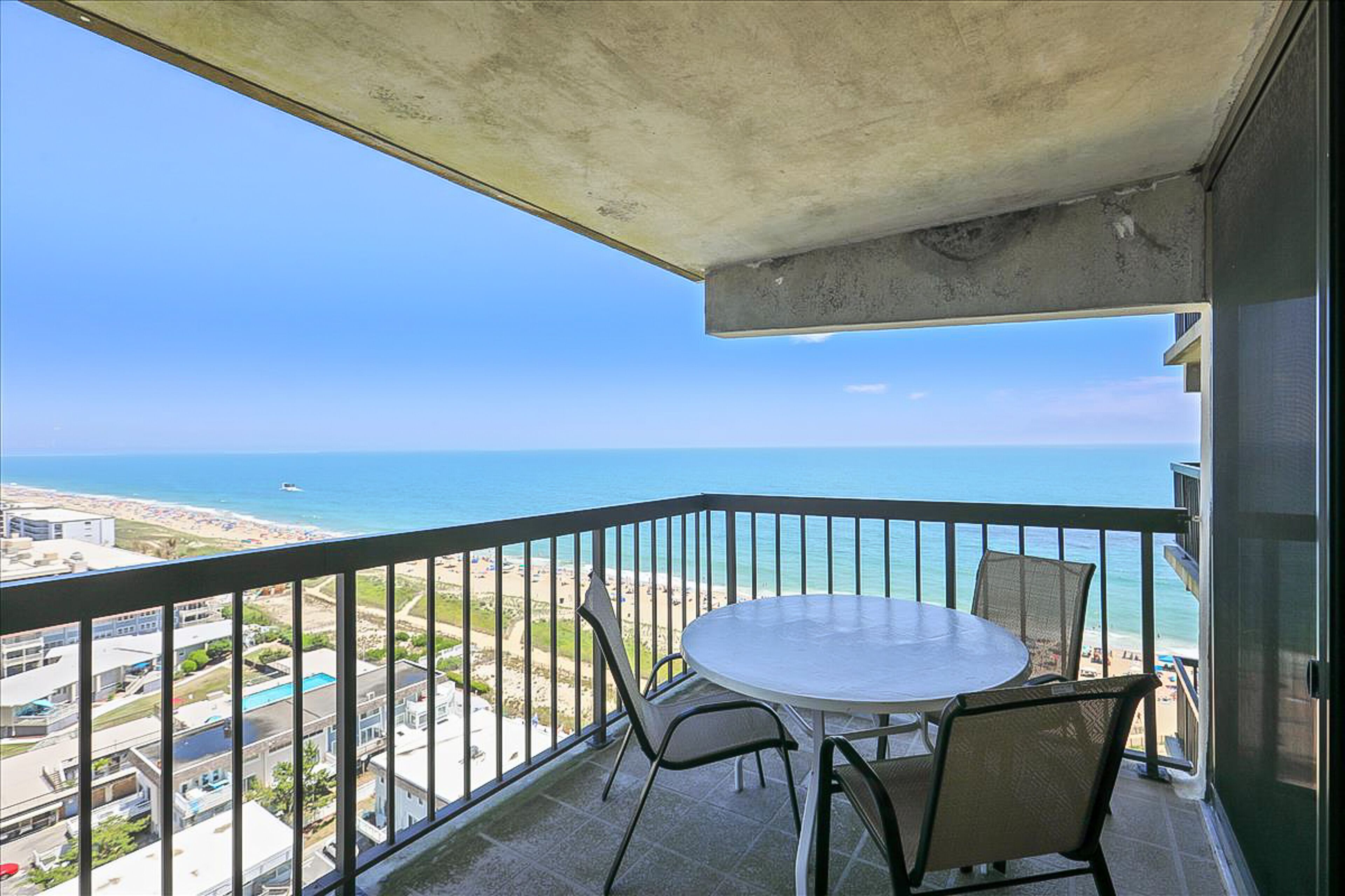 Sunny inviting condo with balcony, pools, gym, sauna & AC