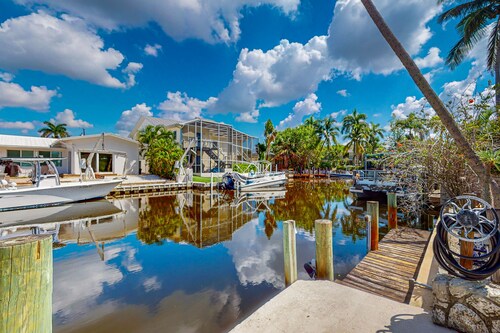Elegant dog-friendly all-suite boater’s paradise near beach with private dock