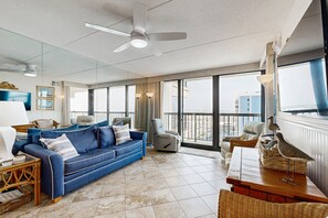 Fernseher, DVD-Player, Tischfußball