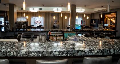 Relaxing condo w/ swimming pool and hot tub <br> Free parking <br> Banff pass incl.