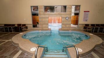 Innendørsbasseng og et oppvarmet basseng