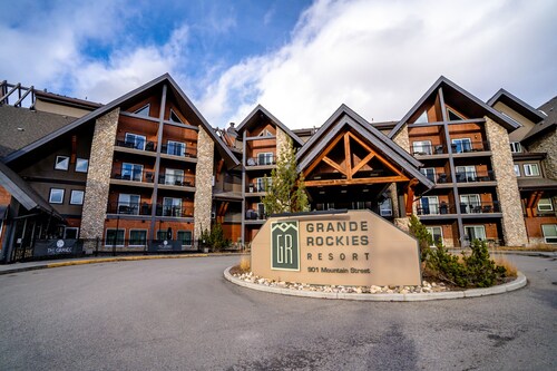 Relaxing condo w/ swimming pool and hot tub <br> Free parking <br> Banff pass incl.