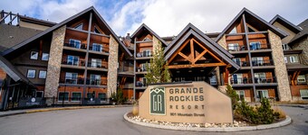 Relaxing condo w/ swimming pool and hot tub <br> Free parking <br> Banff pass incl.