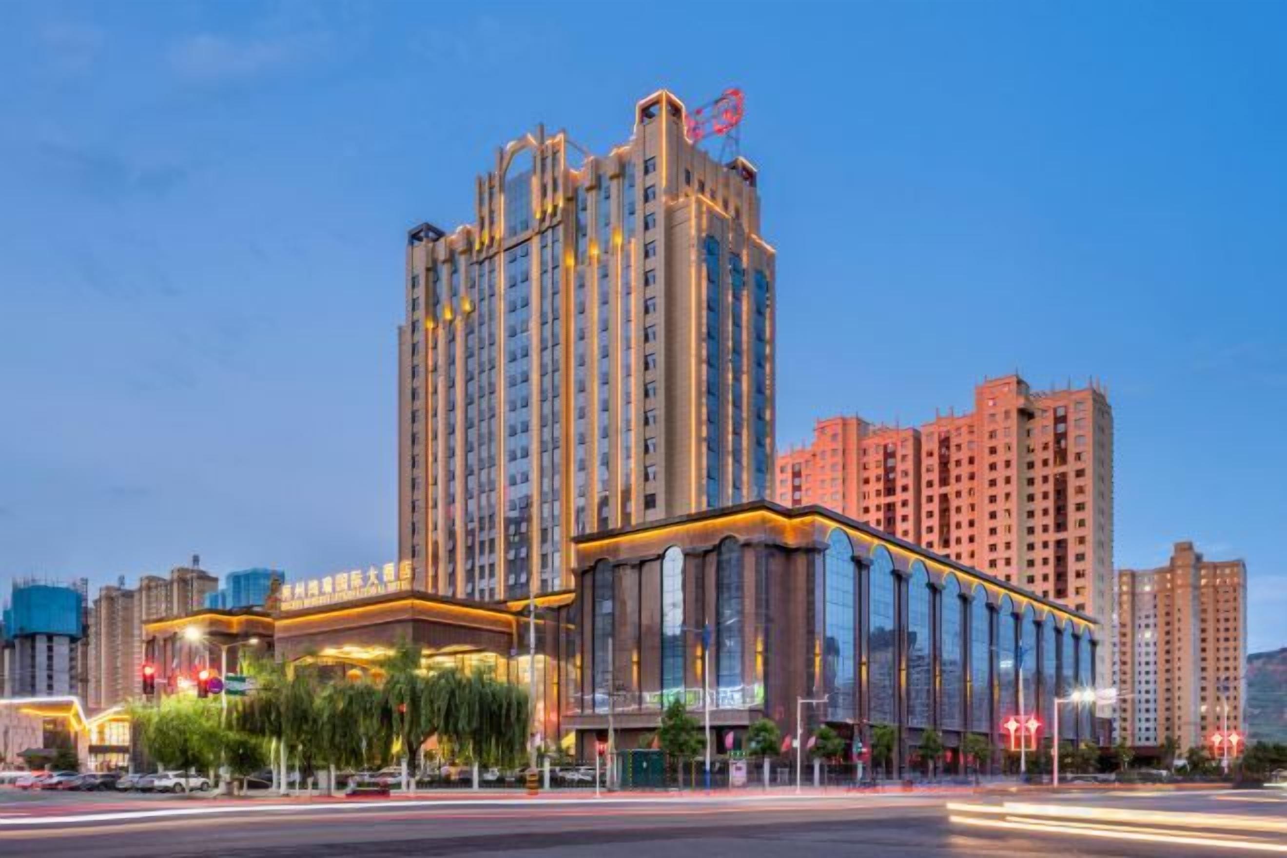 Un hotel de gran altura con varios pisos, una entrada destacada y un diseño moderno.