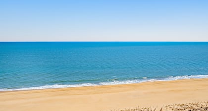 Ocean-view condo with balcony, AC, pools, tennis, saunas & gym