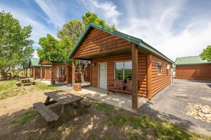 Terrace/patio - Badlands Frontier Cabins (Wall)