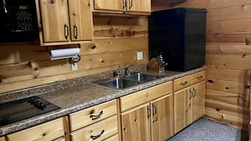Kitchenette | Private kitchen | Mini-fridge, microwave, coffee/tea maker, toaster