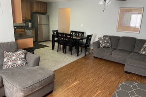 Deluxe Suite | Living area