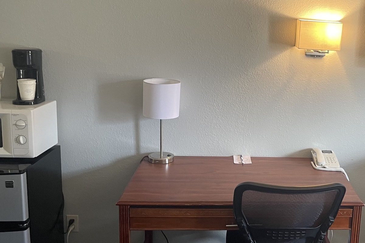 Deluxe-Einzelzimmer | Schreibtisch, laptopgeeigneter Arbeitsplatz, Bügeleisen/Bügelbrett