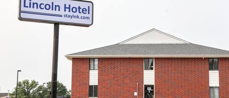 A brick building with a sign for the Lincoln Hotel.