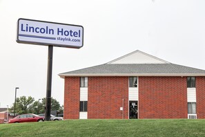 A brick building with a sign for the Lincoln Hotel.