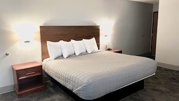 Escritorio, espacio para trabajar con un portátil, cortinas opacas