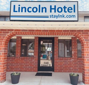 Front of property - Lincoln Hotel (Lincoln)