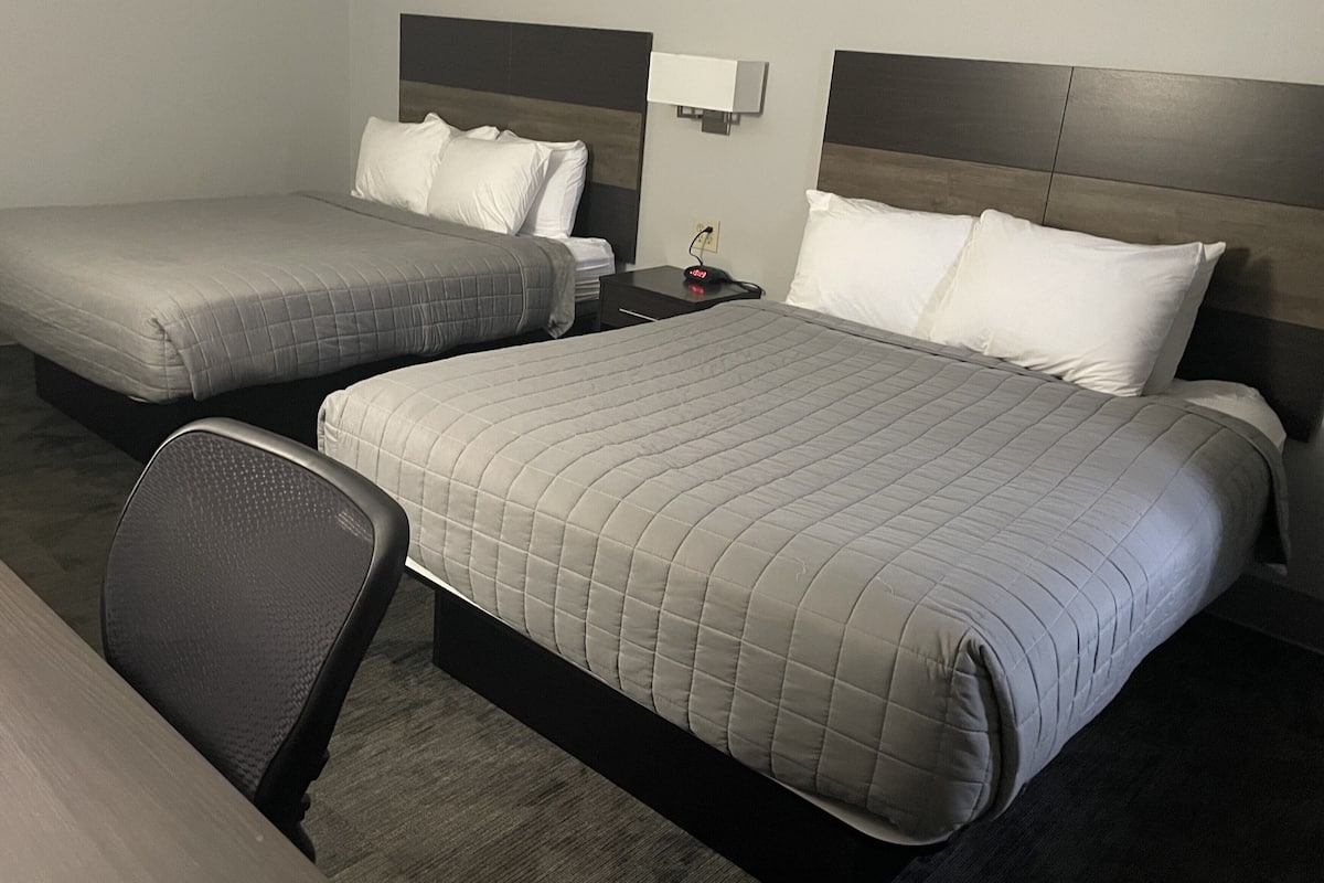 Standard-Doppelzimmer | Schreibtisch, laptopgeeigneter Arbeitsplatz, Bügeleisen/Bügelbrett