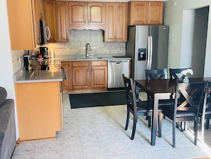 Deluxe Suite | In-room dining
