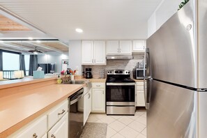 Refrigerador, microondas, horno y parrilla de estufa