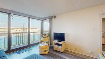 Fernseher, DVD-Player, Tischfußball